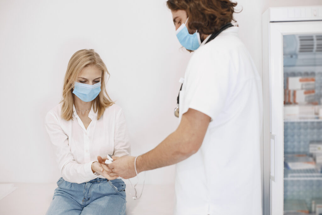 uma moça fazendo uma consulta médica com um cartão de descontos